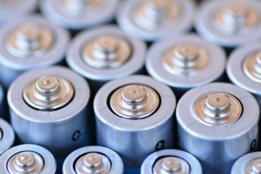 Aaa ve Aa tipi piller bir sürü karanlık bir zemin üzerinde yalan ve postive kutup üstünden fotoğraflandı