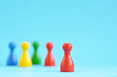 Birçok rakamlar renkli bir yüzey üzerinde ayakta, rakamlar biri diğerlerinden daha farklı bir renk vardır ve ön planda daha fazla standları, diğer olanlar arka planda gizli olarak görülür 