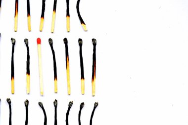 beyaz arka plan üzerinde birçok yanmış maçların yakın çekim görünümü