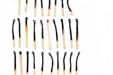 beyaz arka plan üzerinde birçok yanmış maçların yakın çekim görünümü