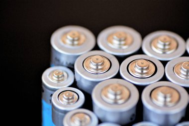 Aaa ve Aa tipi piller bir sürü karanlık bir zemin üzerinde yalan ve postive kutup üstünden fotoğraflandı