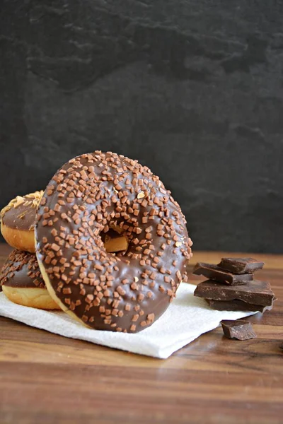 Auf Einer Dunklen Holzoberfläche Mit Schwarzem Hintergrund Stapeln Sich Donuts — Stockfoto