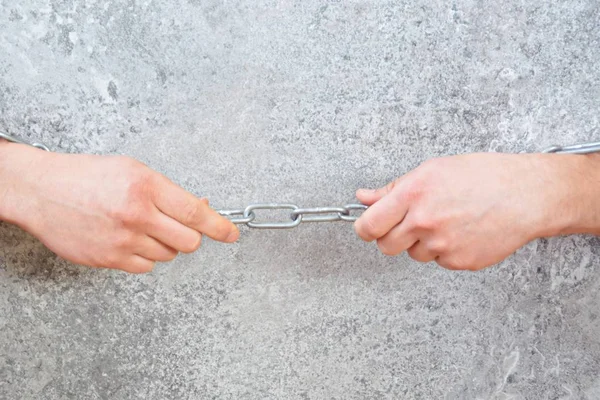 Bijgesneden Beeld Van Handen Holding Ketting Tegen Grijze Achtergrond — Stockfoto