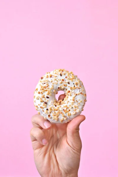 Una Mano Sostiene Una Dona Con Glaseado Chocolate Hacia Arriba — Foto de Stock