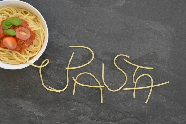 Con Espaguetis Palabra Pasta Estaba Escrita Una Superficie Mármol Oscuro —  Fotos de Stock