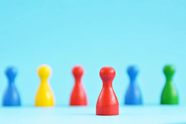 Muitas Figuras Estão Sobre Uma Superfície Colorida Uma Das Figuras — Fotografia de Stock