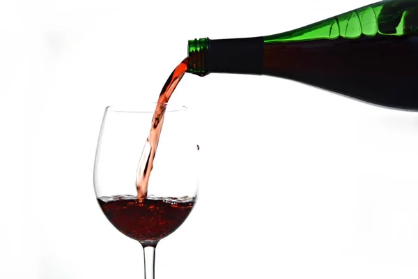 Nahaufnahme Des Einfüllens Von Wein Aus Der Flasche Vor Weißem — Stockfoto