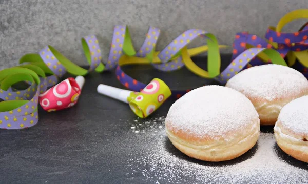 Takzvaná Krapfen Která Během Karnevalu Tradičně Pečují Německu Leží Tmavých — Stock fotografie