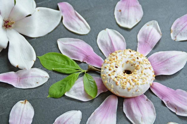 Rosquilla Blanca Vidriada Con Las Astillas Quebradizas Encuentra Sobre Superficie — Foto de Stock