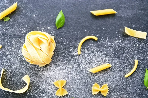 Los Fideos Pasta Del Tipo Tagliatelle Encuentran Una Superficie Mármol —  Fotos de Stock