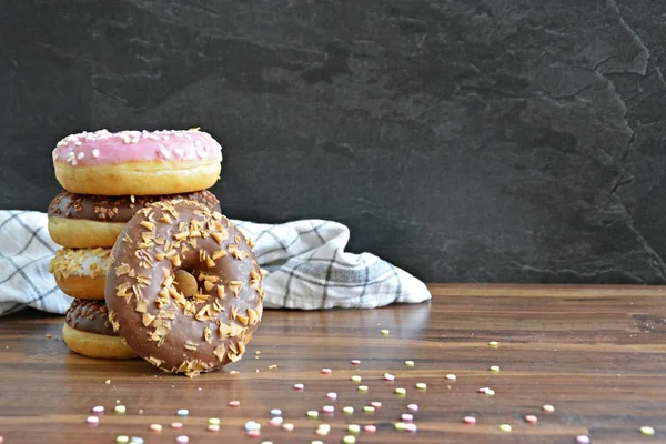 Vários Donuts Com Chocolate Nozes Empilham Conjunto Uma Pilha Com — Fotografia de Stock