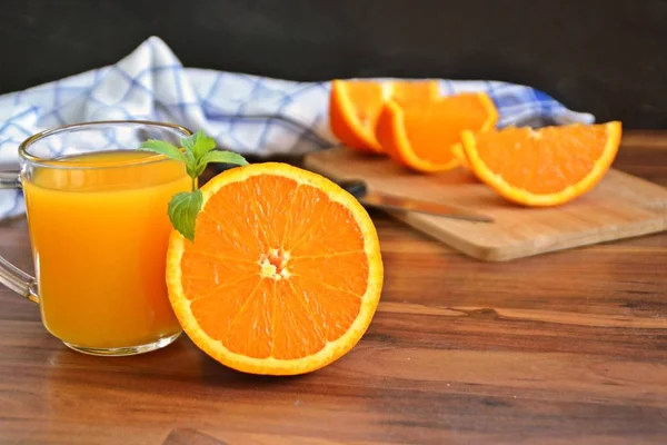 Ein Glas Orangensaft Steht Auf Einer Holzoberfläche Daneben Eine Halbe — Stockfoto