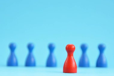 Birçok rakamlar renkli bir yüzey üzerinde ayakta, rakamlar biri diğerlerinden daha farklı bir renk vardır ve ön planda daha fazla standları, diğer olanlar arka planda gizli olarak görülür 