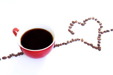 kahve çekirdekleri yakın çekim görünümü kalp oluşan