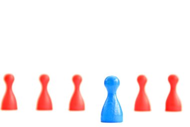 Birçok rakamlar renkli bir yüzey üzerinde ayakta, rakamlar biri diğerlerinden daha farklı bir renk vardır ve ön planda daha fazla standları, diğer olanlar arka planda gizli olarak görülür 