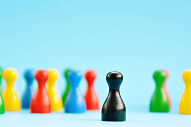 Birçok rakamlar renkli bir yüzey üzerinde ayakta, rakamlar biri diğerlerinden daha farklı bir renk vardır ve ön planda daha fazla standları, diğer olanlar arka planda gizli olarak görülür 