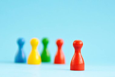 Birçok rakamlar renkli bir yüzey üzerinde ayakta, rakamlar biri diğerlerinden daha farklı bir renk vardır ve ön planda daha fazla standları, diğer olanlar arka planda gizli olarak görülür 