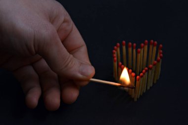 Maçlar karanlık bir alanda sopa ve parlak bir alev ile yakmak gibi bir kalp şekline sahip - yanan aşk ve sıcak arzu için bir kavram 