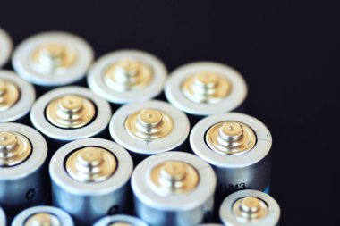 Aaa ve Aa tipi piller bir sürü karanlık bir zemin üzerinde yalan ve postive kutup üstünden fotoğraflandı