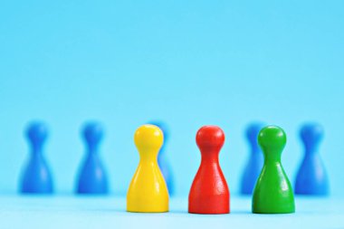 Birçok rakamlar renkli bir yüzey üzerinde ayakta, rakamlar biri diğerlerinden daha farklı bir renk vardır ve ön planda daha fazla standları, diğer olanlar arka planda gizli olarak görülür 