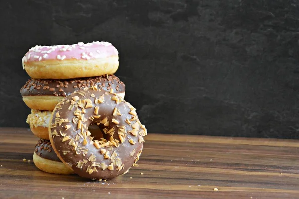 Varios Donuts Con Chocolate Nueces Apilan Juntos Una Pila Con — Foto de Stock