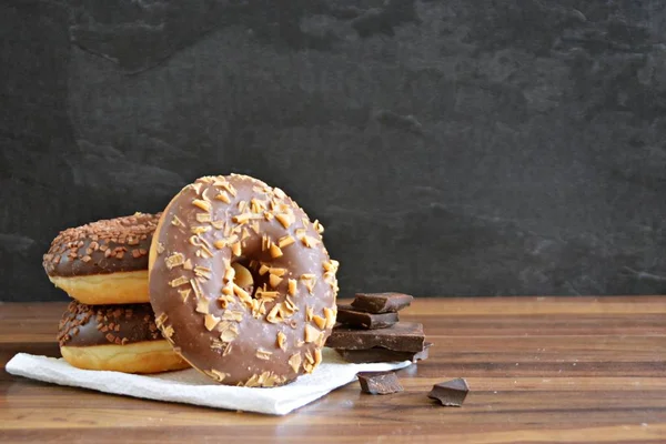 Auf Einer Dunklen Holzoberfläche Mit Schwarzem Hintergrund Stapeln Sich Donuts — Stockfoto