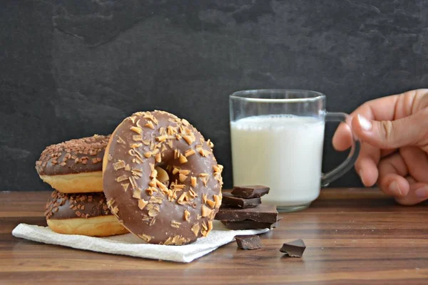 Glasierte Donuts Mit Spröden Splittern Und Anderen Schokokrapfen Liegen Auf — Stockfoto