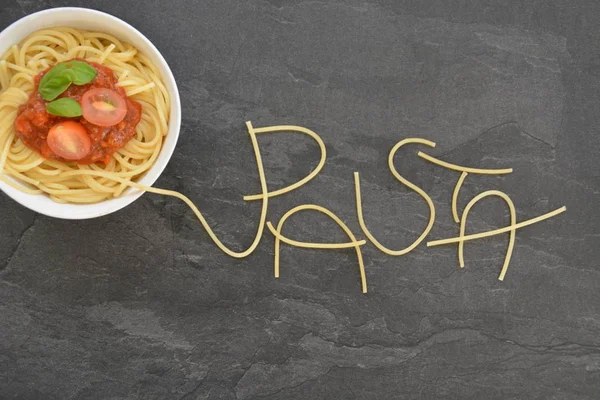 Con Espaguetis Palabra Pasta Estaba Escrita Una Superficie Mármol Oscuro —  Fotos de Stock