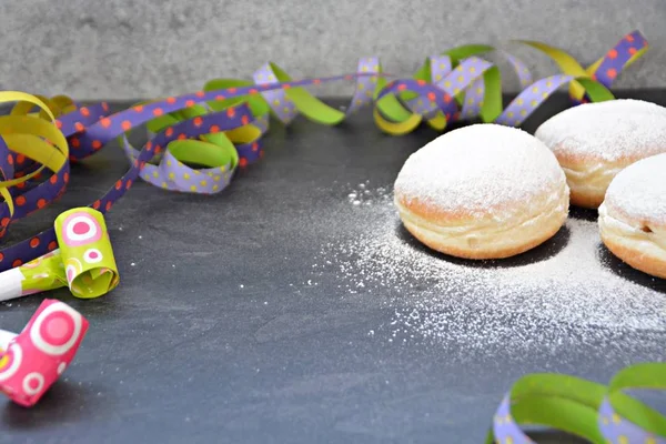 Takzvaná Krapfen Která Během Karnevalu Tradičně Pečují Německu Leží Tmavých — Stock fotografie