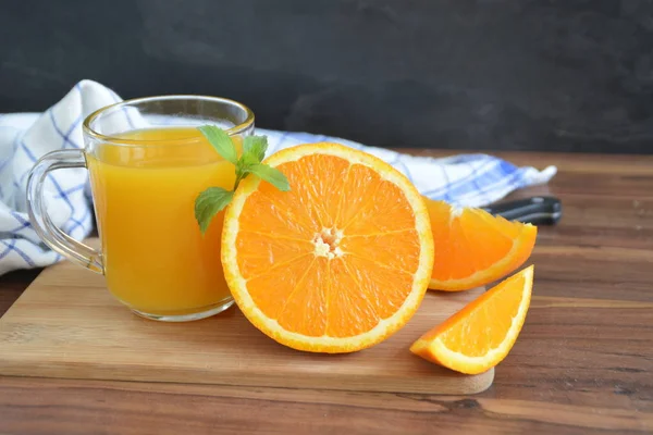 Glass Orange Juice Stands Wooden Surface Next Half Orange Pieces — Stock Photo, Image