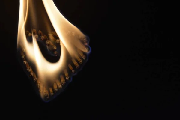 그들은 불꽃으로 구울로 일치는 어두운 지역에 충실하고 마음의 모양을 가지고 — 스톡 사진
