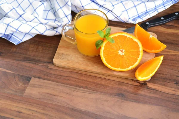 Glass Orange Juice Stands Wooden Surface Next Half Orange Pieces — Stock Photo, Image