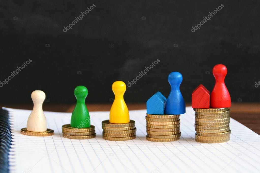  coins are stacked at different heights, resulting in a rising ear. On each pile stands a house, symbolizing the financing of houses and a play figure - with room for text