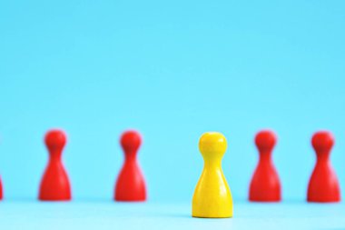 Birçok rakamlar renkli bir yüzey üzerinde ayakta, rakamlar biri diğerlerinden daha farklı bir renk vardır ve ön planda daha fazla standları, diğer olanlar arka planda gizli olarak görülür 