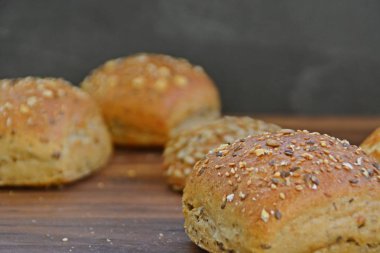Tahıl, Chia tohumları ve koyu bir arka plan ile ahşap bir baz üzerinde yazılmış yalan gibi tahıllar ile çeşitli rulo