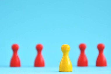 Birçok rakamlar renkli bir yüzey üzerinde ayakta, rakamlar biri diğerlerinden daha farklı bir renk vardır ve ön planda daha fazla standları, diğer olanlar arka planda gizli olarak görülür 