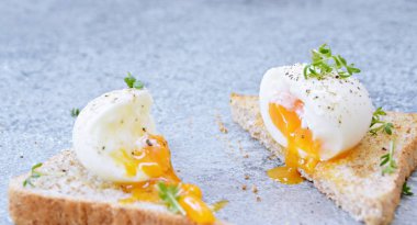Taze kavrulmuş tüm buğday tost üzerinde yumurta akan yumuşak yumurta sarısı ile haşlanmış bir yumurtadır. Yumurta üzerinde Cress ve tuz ve biber 