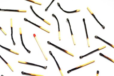 beyaz arka plan üzerinde birçok yanmış maçların yakın çekim görünümü