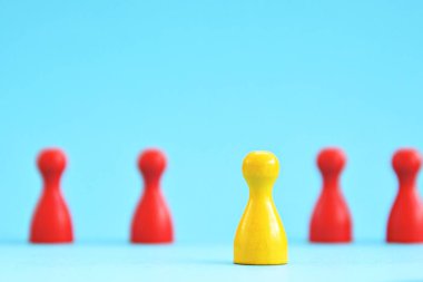 Birçok rakamlar renkli bir yüzey üzerinde ayakta, rakamlar biri diğerlerinden daha farklı bir renk vardır ve ön planda daha fazla standları, diğer olanlar arka planda gizli olarak görülür 