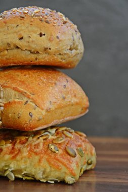 Tahıl, Chia tohumları ve koyu bir arka plan ile ahşap bir baz üzerinde yazılmış yalan gibi tahıllar ile çeşitli rulo