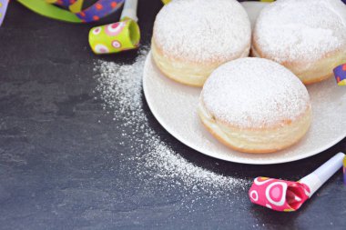 Geleneksel karnaval sezonu nda Almanya'da pişmiş sözde Krapfen, karanlık bir yüzey üzerinde yalan - çörekler pudra şekeri serpilir