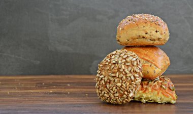 Tahıl, Chia tohumları ve koyu bir arka plan ile ahşap bir baz üzerinde yazılmış yalan gibi tahıllar ile çeşitli rulo