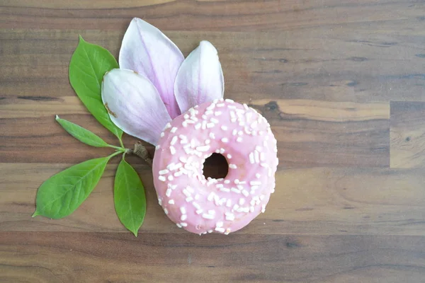 Donut Envidraçado Com Lascas Quebradiças Está Uma Superfície Escura Com — Fotografia de Stock