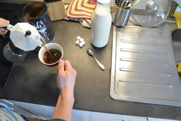 Homem Vinte Anos Prepara Café Com Uma Máquina Café Expresso — Fotografia de Stock