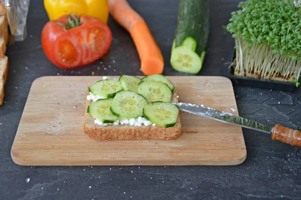 Una Tostada Integral Con Queso Crema Grano Grueso Pepino Encuentra — Foto de Stock