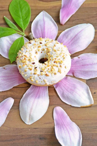 Rosquilla Vidriada Con Las Astillas Quebradizas Encuentra Sobre Superficie Oscura — Foto de Stock