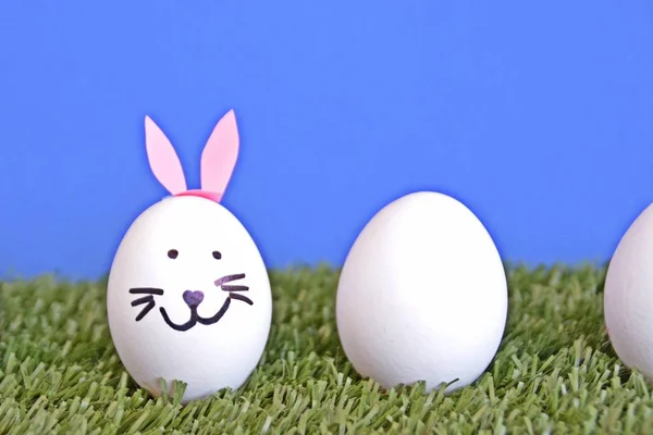 Huevos Pintados Con Cara Una Liebre Pegados Orejas Conejo Encuentran — Foto de Stock
