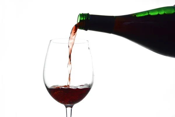 Nahaufnahme Des Einfüllens Von Wein Aus Der Flasche Vor Weißem — Stockfoto