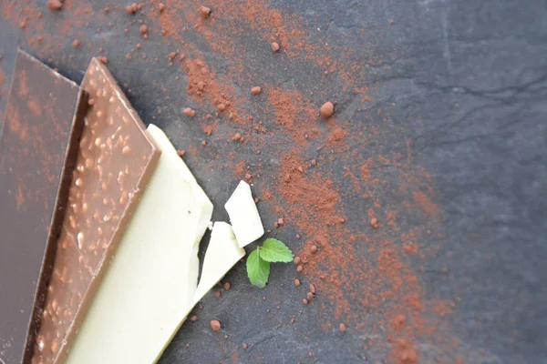 Três Barras Chocolate Escuro Nozes Chocolates Brancos Estão Uma Superfície — Fotografia de Stock