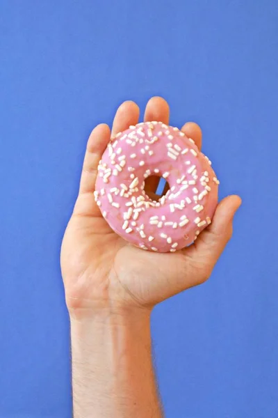 Eine Hand Hält Einen Donut Mit Schokoladenglasur Die Höhe Der — Stockfoto